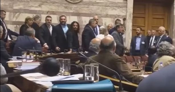 Η στιγμή της έντασης με τους Χρυσαυγίτες όπως καταγράφηκε από κινητό βουλευτή (Videos) - Media