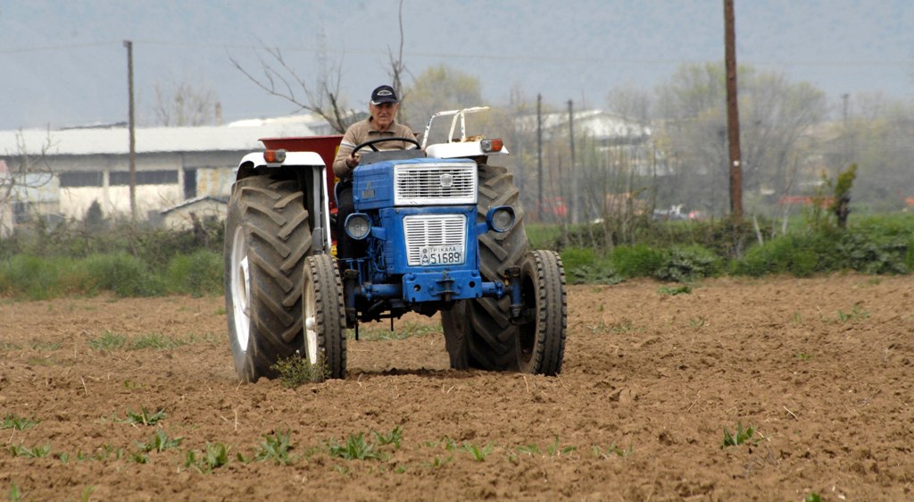 Νεκρός 81χρονος αγρότης στο Βόλο - Ανετράπη το τρακτέρ του - Media