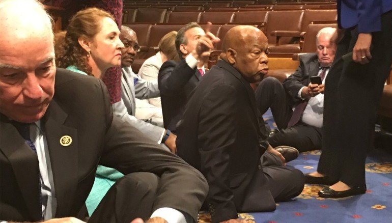 Καθιστική διαμαρτυρία Δημοκρατικών στο Κογκρέσο-Απαιτούν ψηφοφορία για την οπλοκατοχή (Photos) - Media