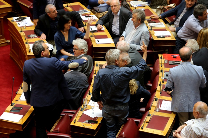 Οι offshore «άναψαν φωτιές» στη Βουλή - Ομηρικοί καβγάδες (Videos) - Media