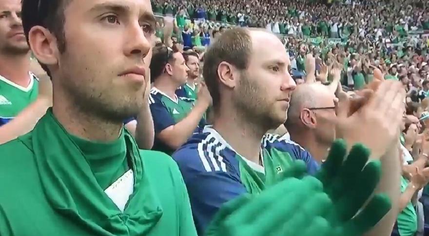 Η πιο ανατριχιαστική στιγμή στο Euro 2016: Όρθιοι ΟΛΟΙ οι Βορειοϊρλανδοί στο 24’ χειροκροτούν τον νεκρό οπαδό! (Video) - Media