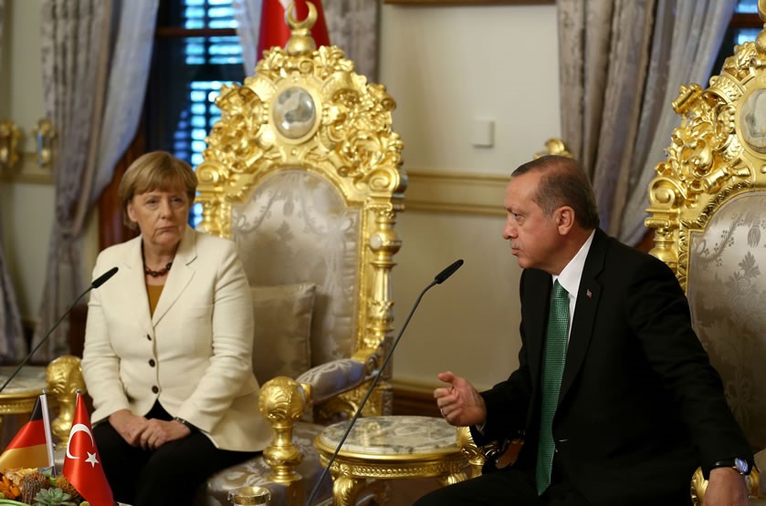 Σκληρή απάντηση Μέρκελ στις απειλές κατά των βουλευτών τουρκικής καταγωγής - Να κάνουν τεστ DNA ζητά ο Ερντογάν - Media