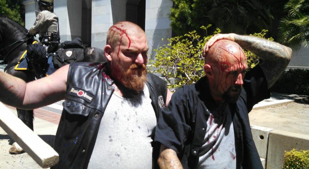 Επεισόδια και μαχαιριές στο Σακραμέντο σε νεοναζιστική συγκέντρωση – Πέντε τραυματίες (Photos) - Media