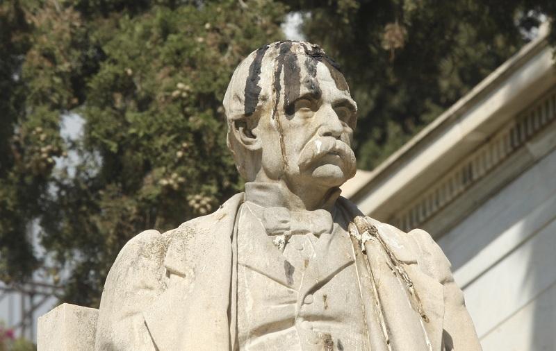 Βεβήλωσαν τον τάφο του Γ. Αβέρωφ (Photos) - Media