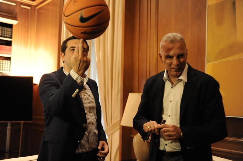 O Αλέξης Τσίπρας "υποδέχεται" τον Νίκο Γκάλη και "δείχνει" το ταλέντο του στο μπάσκετ (Photos + Video) - Media