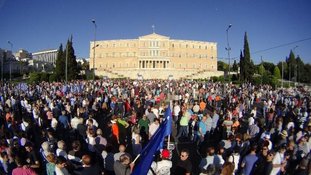 Ολοκληρώθηκε η διαδήλωση των «Παραιτηθείτε» - Ένταση με νεαρό που προσπάθησε να κάψει τη σημαία της ΕΕ (Photos-Video) - Media