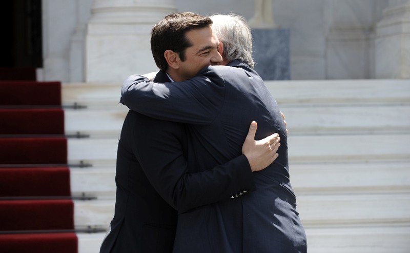 Οι αγκαλιές και τα φιλιά Τσίπρα-Γιούνκερ-Παυλόπουλου (Photos + Video) - Media