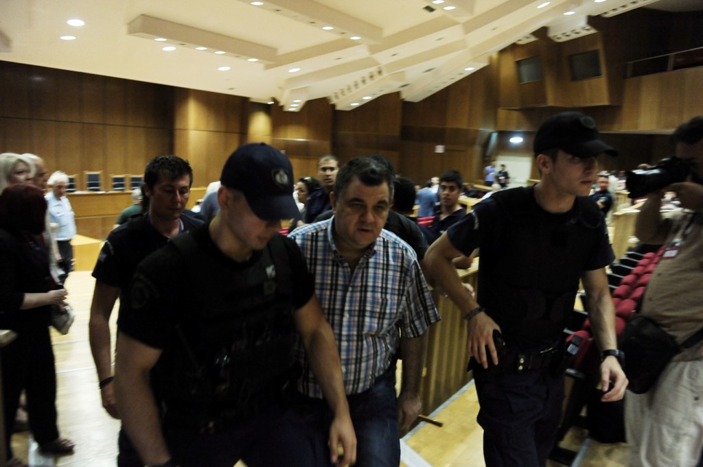 Ένταση στη δίκη της Χρυσής Αυγής - Ρουπακιάς σε φωτορεπόρτερ: Τι κάνεις μωρή καρ..! - Media