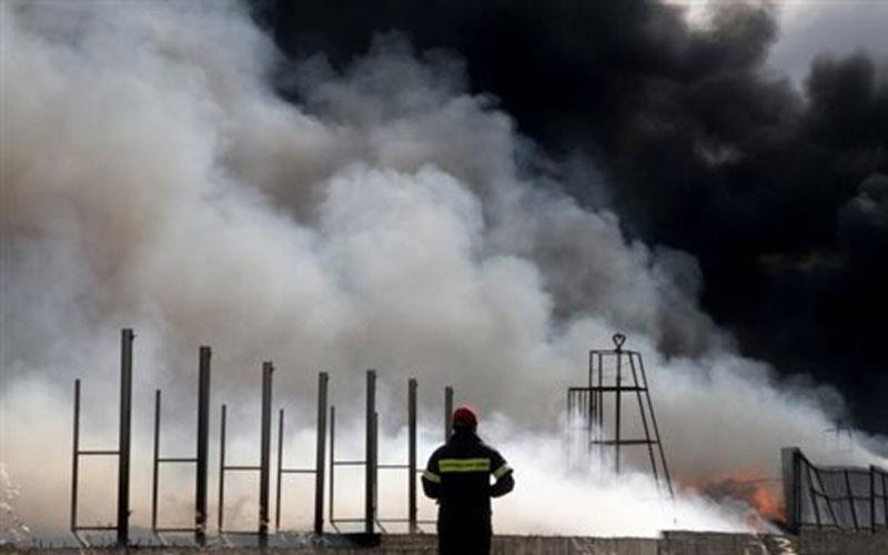 Μεγάλη φωτιά σε εργοστάσιο ελαστικών στην Λάρισα     - Media