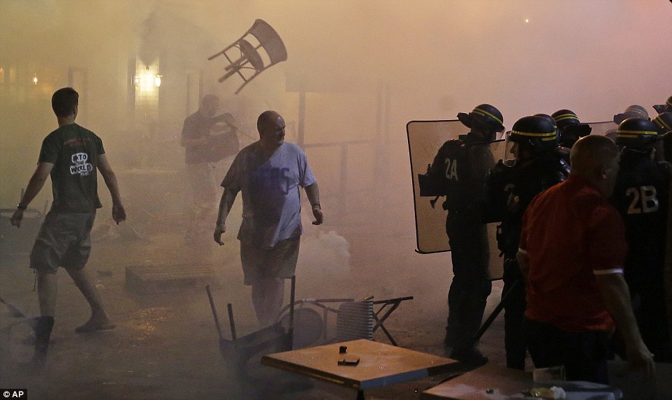 Βρετανική αυτοκριτική για τα επεισόδια στη Μασσαλία: Κανείς δεν καταλαβαίνει γιατί μας θέλουν στην ΕΕ (Video-Photos) - Media