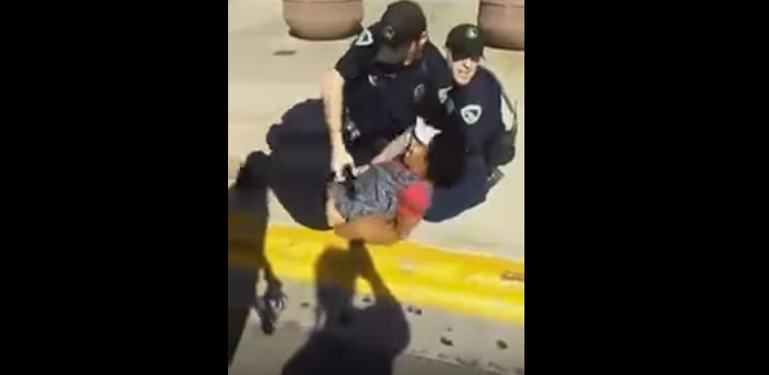 Αστυνομικοί χτυπούν με taser Αφροαμερικανή και της βάζουν σακούλα στο κεφάλι (Video) - Media