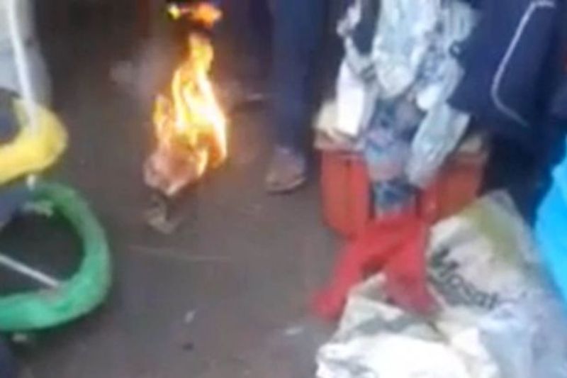 Πατριός-τέρας έκαψε τα γεννητικά όργανα 3χρονου γιατί «έβρεξε» το κρεβάτι του (Video) - Media