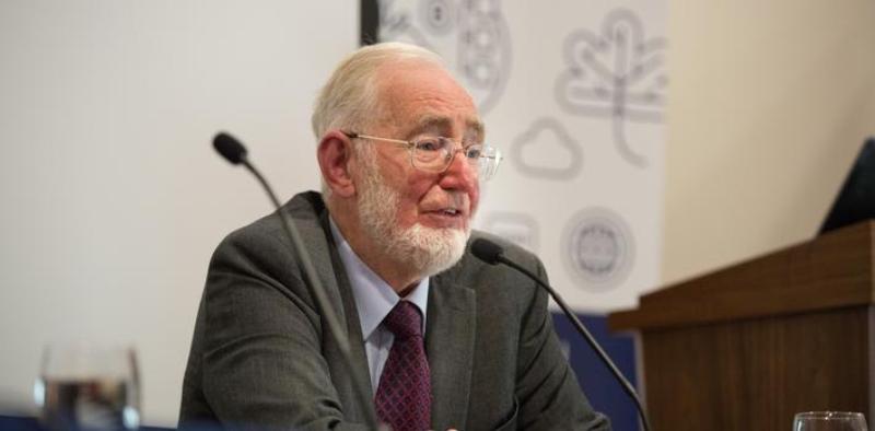 Σερ Τόνι Άτκινσον: Δεν πρέπει να πουληθούν τα ασημικά της Ελλάδας με ζημία για να μειωθεί το χρέος  - Media