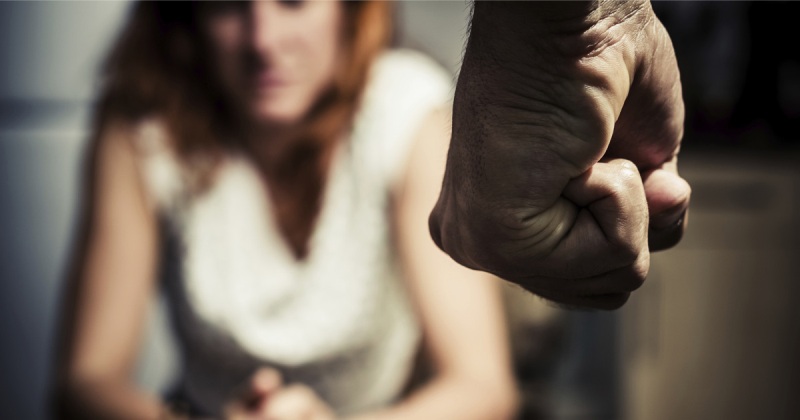 Της έκανε πρόταση γάμου και στη συνέχεια την…. «σάπισε» στο ξύλο - Media