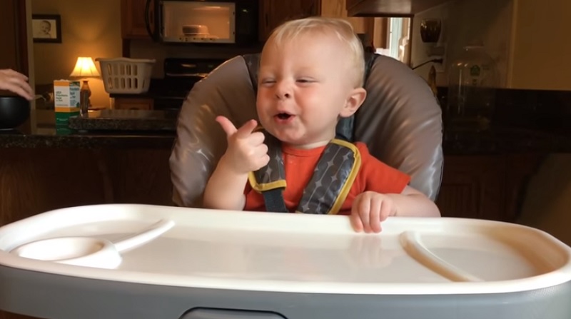 Ένας μικρός «ροκ σταρ» - Δείτε τον μπόμπιρα με τα πιο μακριά μαλλιά (Video) - Media