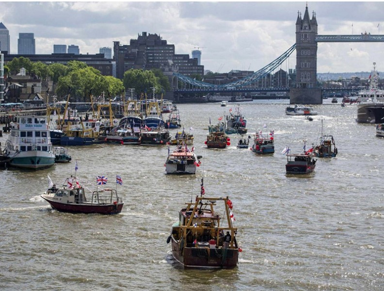 Ναυμαχία στα γκρίζα νερά του Τάμεση για το BREXIT – Εμβόλισαν το σκάφος του Μπομπ Γκέλντοφ (Video) - Media