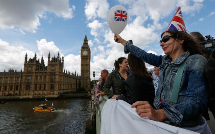 Guardian: Το κοινοβούλιο θα παλέψει κατά του Brexit - Media