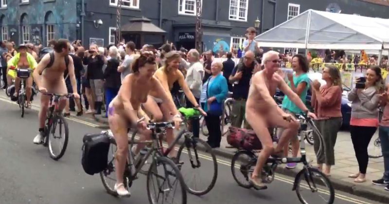 Πορεία κατά του ρατσισμού διακόπηκε από…γυμνούς ποδηλάτες (Video) - Media
