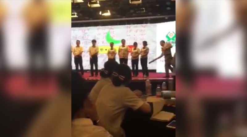 Κινέζος εκπαιδευτής... δέρνει εκπαιδευόμενους με χάρακα - Μπήκε σε διαθεσιμότητα (Video) - Media
