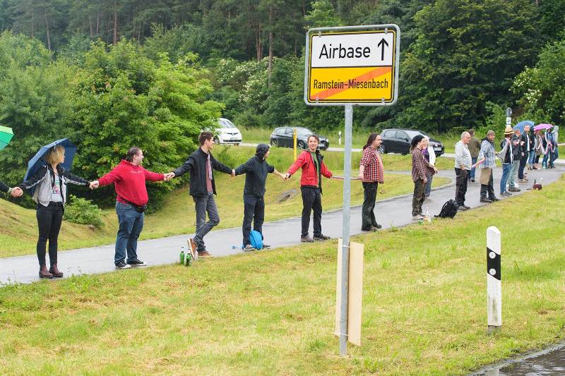Γερμανοί δημιούργησαν "ανθρώπινη αλυσίδα" έξω από στρατιωτική βάση των ΗΠΑ - Media