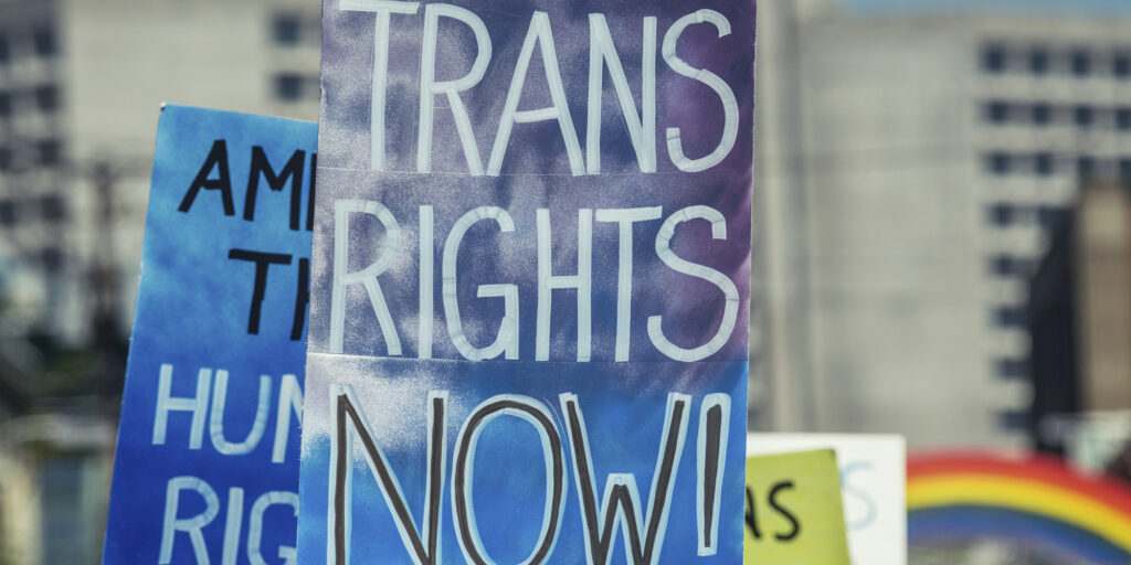 Ιστορική απόφαση του Ειρηνοδικείου: Οι τρανς θα μπορούν να δηλώνουν το φύλο που επιθυμούν, χωρίς να απαιτείται χειρουργική επέμβαση  - Media