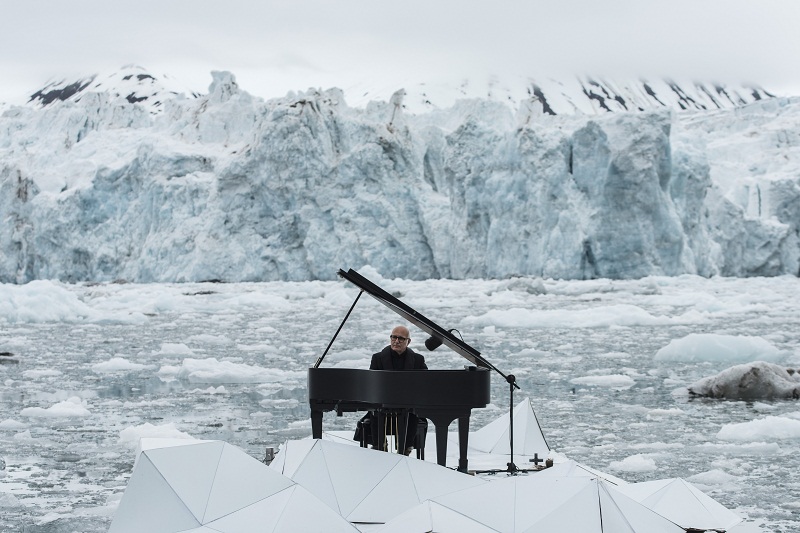 Ο Ludovico Einaudi παίζει πιάνο πάνω στους παγετώνες για τη διάσωση της Αρκτικής (Video) - Media