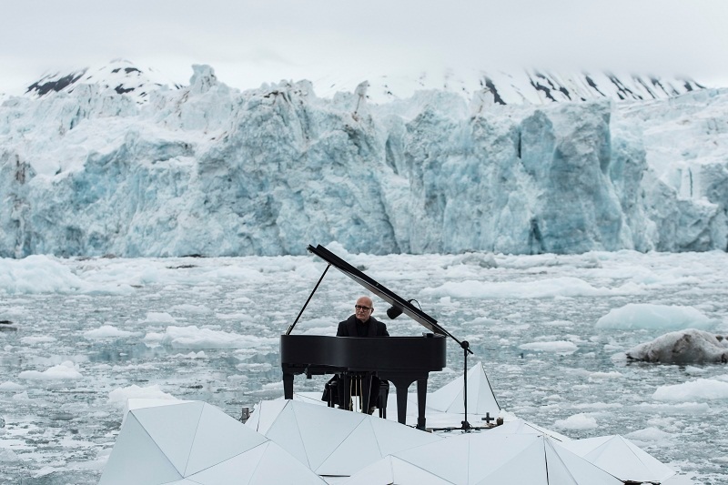 Ο Λουντοβίκο Εϊνάουντι παίζει πιάνο στους πάγους του Αρκτικού Ωκεανού (Video+Photos) - Media