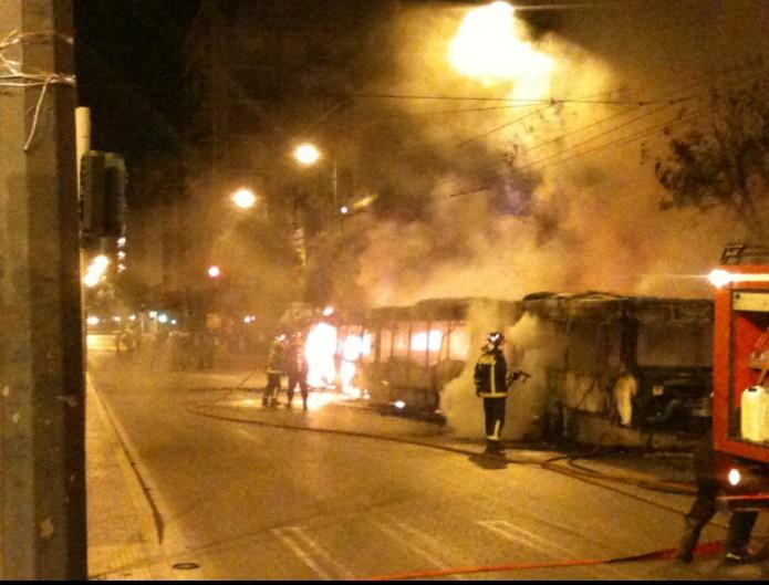 Επεισόδια στο Πολυτεχνείο: Κουκουλοφόροι πυρπόλησαν λεωφορείο και ταμπουρώθηκαν στο κτίριο (Photos) - Media