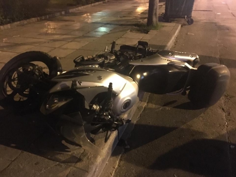 Επεισόδια έξω από τα γραφεία του ΣΥΡΙΖΑ ανάμεσα σε αντιεξουσιαστές και αστυνομικούς στη Θεσσαλονίκη - Media