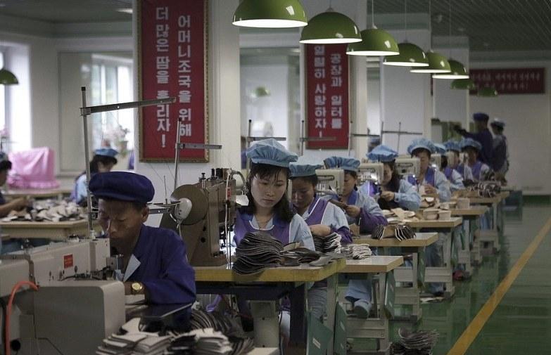 Σπάνιες εικόνες από εργοστάσιο της Βορείου Κορέας (Photos) - Media