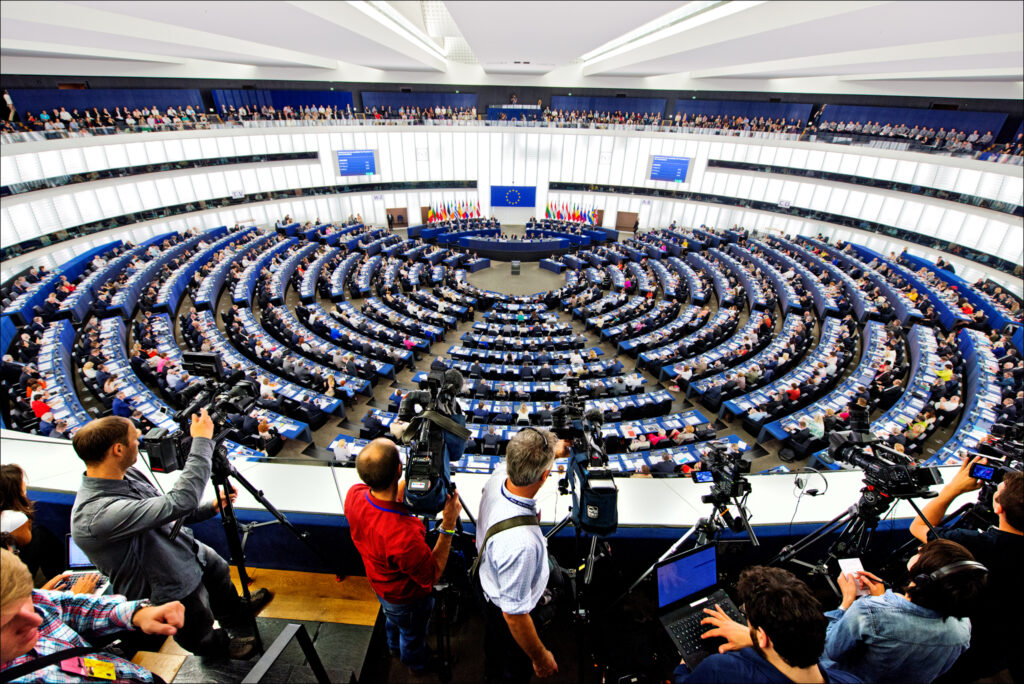 Το Ευρωκοινοβούλιο τα «χώνει» στον Κάμερον επειδή δεν φεύγει άμεσα η Βρετανία από την ΕΕ - Media