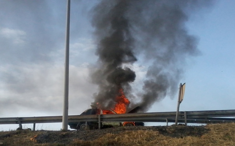 Το αμάξι έπιασε φωτιά εν κινήσει - Πατέρας και κόρη πρόλαβαν μετά βίας να σωθούν - Media