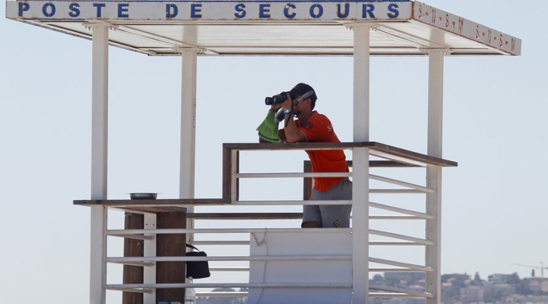 Με όπλα στις παραλίες οι Γάλλοι ναυαγοσώστες (Photo) - Media