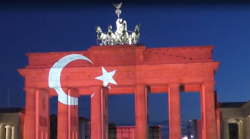 Όλος ο κόσμος «βάφτηκε» στα χρώματα της Τουρκίας (Photos-Video) - Media
