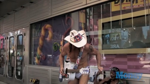 Ο γυμνός Cowboy της Νέας Υόρκης βγάζει 150.000 δολάρια το χρόνο (Video) - Media