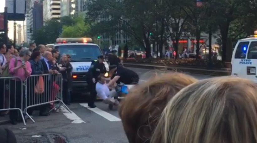 Χτύπησαν ποδηλάτη με taser για να περάσει ο Ομπάμα - Οργή από Αμερικανούς πολίτες (Video) - Media