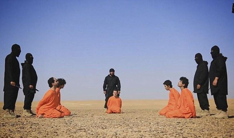 Νέα φρικιαστική εκτέλεση ISIS: Αποκεφάλισαν κατασκόπους και κρέμασαν τα κεφάλια τους σε δοκάρια (Photos-Video) - Media