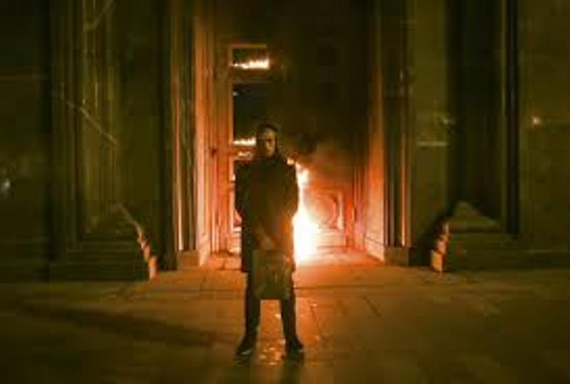 Διάσημος Ρώσος καλλιτέχνης έβαλε φωτιά στην έδρα της KGB (Photos) - Media