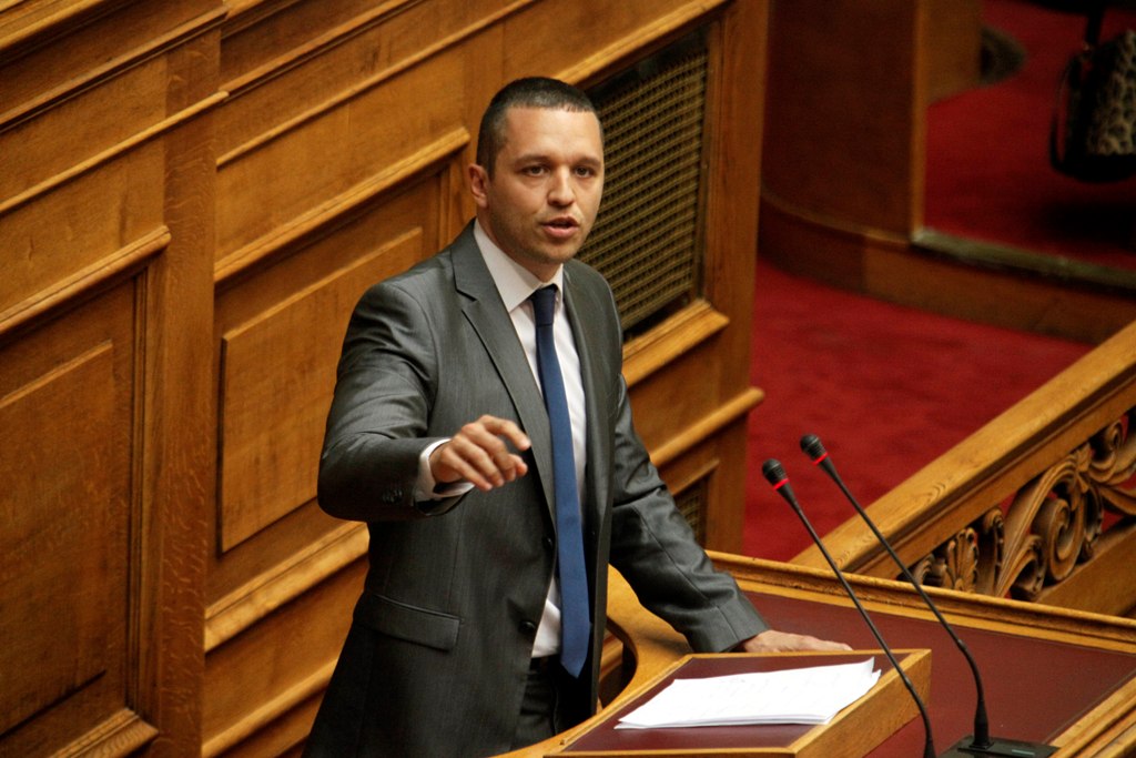 Ανέβηκαν οι τόνοι στη Βουλή με Κασιδιάρη και Βούτση (Video) - Media