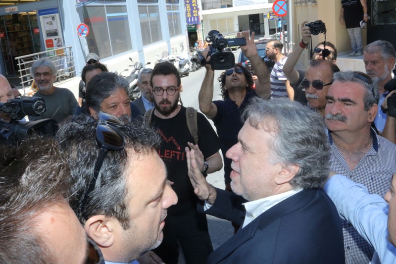 Ηράκλειο: «Θερμή» υποδοχή με αποδοκιμασίες στον Κατρούγκαλο (Photos- Video)  - Media