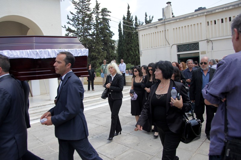 Το στερνό αντίο στην Ευαγγελία Σαμιωτάκη από συγγενείς φίλους και συνάδελφους - Media