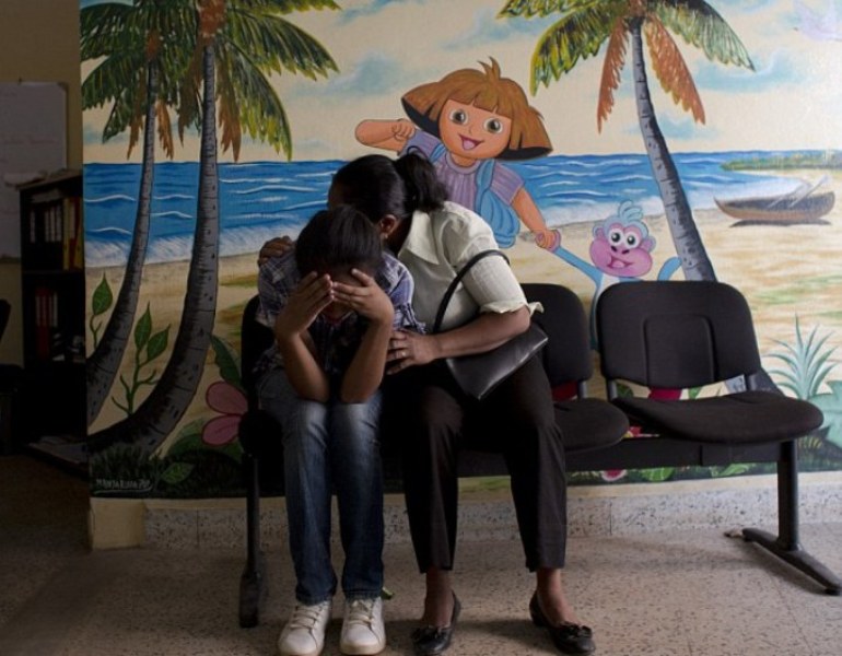 Με απήγαγε, με νάρκωνε και με βίαζε για δυο μήνες, εξομολογείται 17χρονη  (Photos - Video) - Media