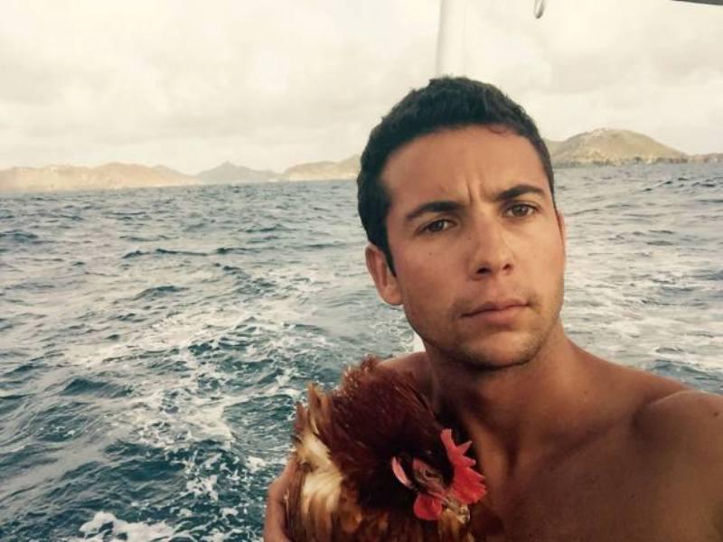 Κάνει το γύρο του κόσμου μαζί με μία…κότα (Photos - Video) - Media