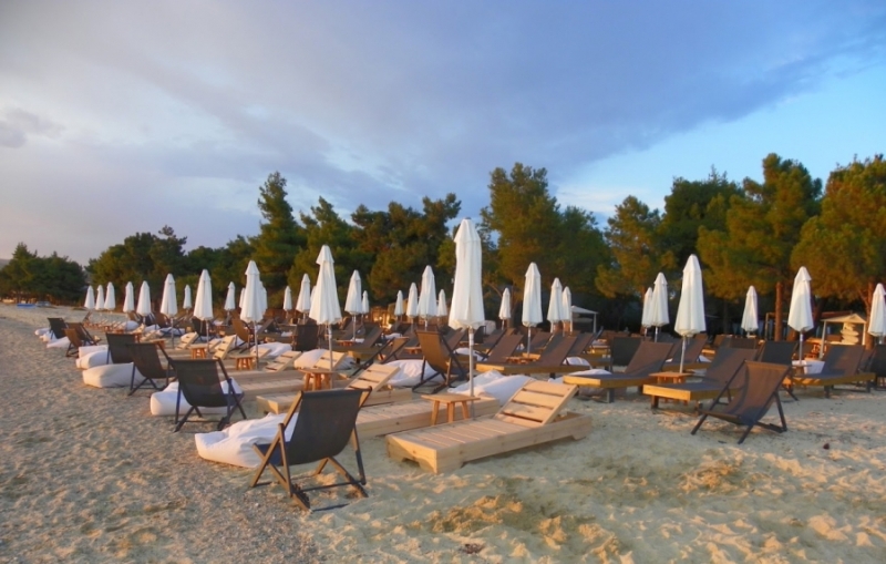 Χαλκιδική: Λουκέτο στο beach bar που είχε βγάλει ξαπλώστρες στο ...δρόμο  - Media