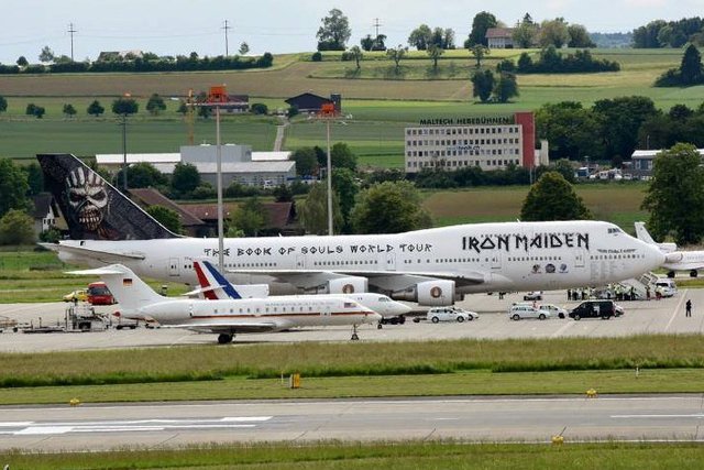 Όταν το επιβλητικό 747 των Iron Maiden βρέθηκε δίπλα στους «νάνους» των Μέρκελ και Ολάντ (Photo) - Media