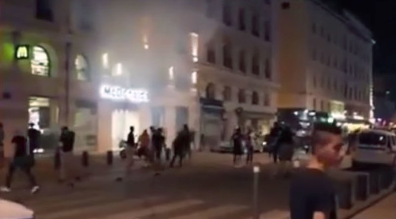Συμπλοκές με δακρυγόνα λίγο πριν τη σέντρα του Euro (Photos - Video) - Media