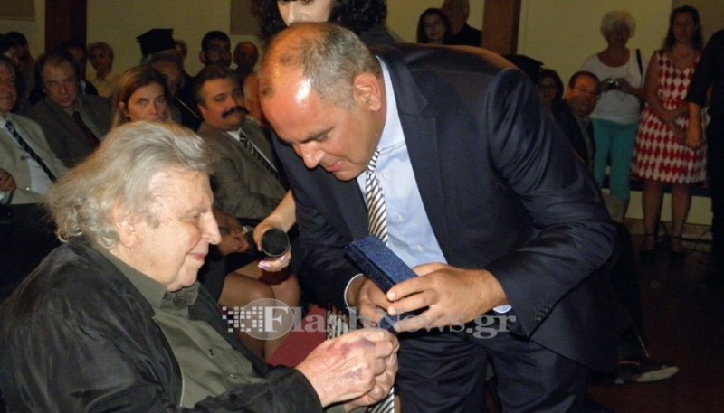 Μίκης: Αν μπορούσα να περπατήσω θα έπαιρνα ένα καλάσνικοφ να κατέβω στις πλατείες (Video) - Media