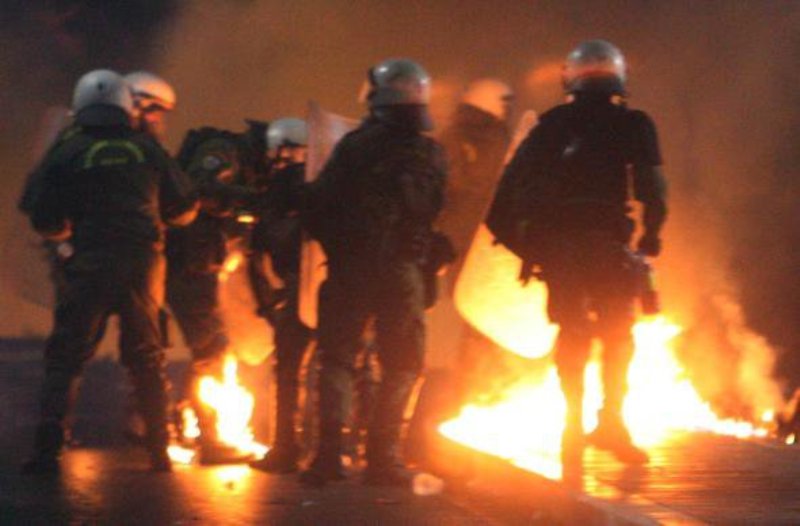 Επίθεση με μολότοφ, τη νύχτα, κατά διμοιρίας των ΜΑΤ - Media