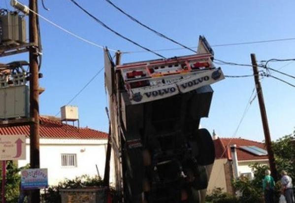 Κλεμμένη νταλίκα...σφηνώθηκε σε σπίτι (Photos) - Media