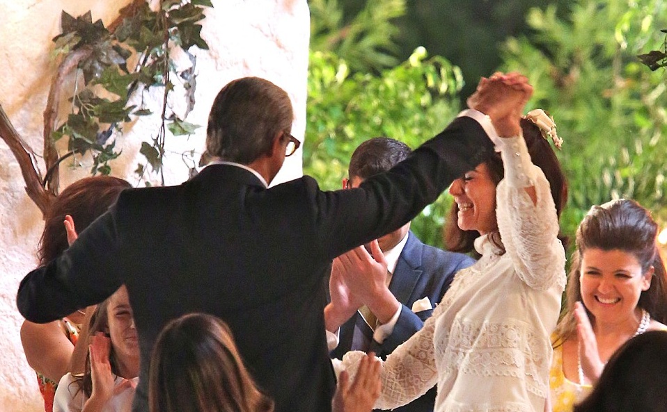 Σειρά έγινε ο γάμος Τζάκι - Ωνάση: Η Κέιτι Χολμς σπάει πιάτα! (Photos + Video) - Media